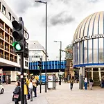 Chic Property Near Tower Hill With A Gym