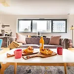 Chic Property Near Tower Hill With A Gym