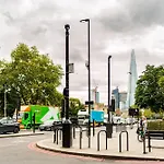 Chic Property Near Tower Hill With A Gym