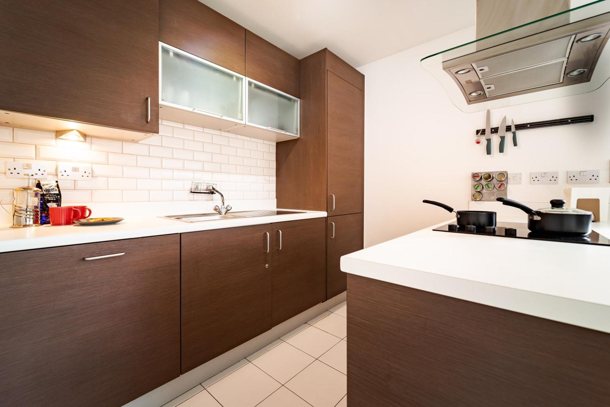 Chic Near Tower Hill With A Gym *