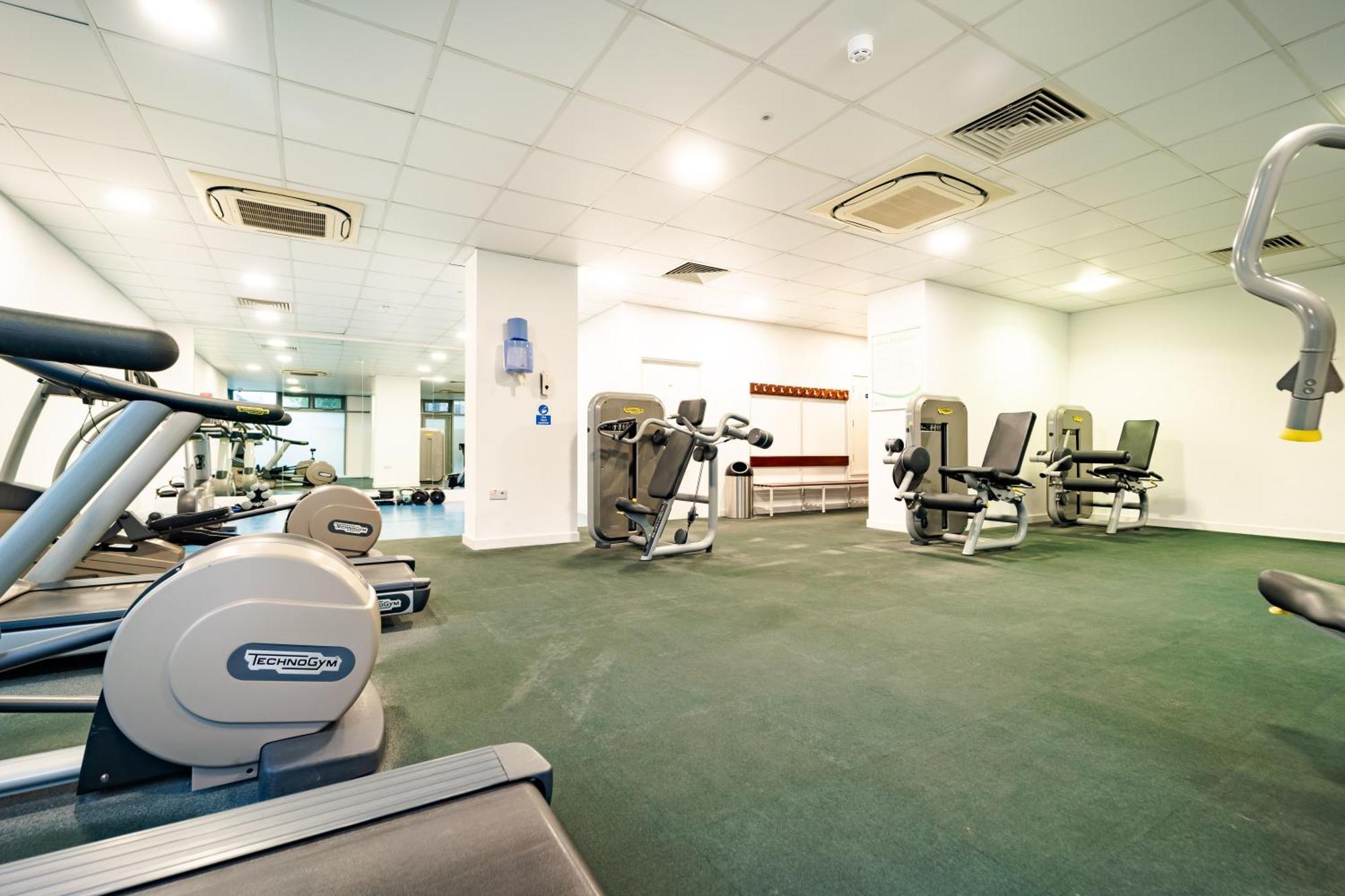 Chic Near Tower Hill With A Gym *
